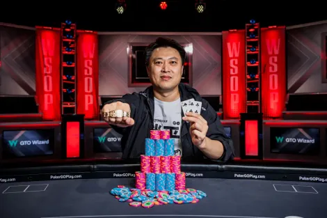 Qiang Xu conquista primeiro bracelete da carreira com vitória no Evento #42 da WSOP