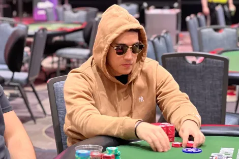 Dante Goya cai com JJ em all in triplo na reta final do Evento #44 da WSOP