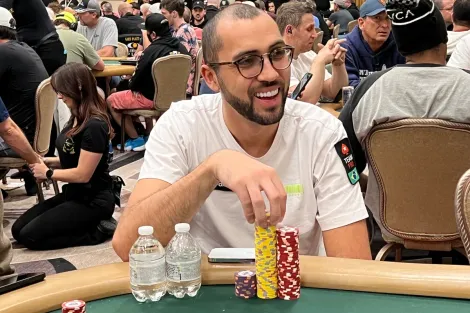 Adversário pula na lança e Rafael Moraes fica gigante no Main Event da WSOP