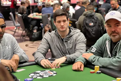 Vitor Coutinho tem spot difícil com KK no Main Event da WSOP