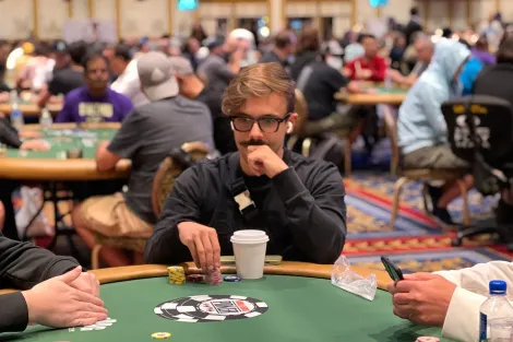 Yuri Martins pega blefe em pote de quase 200 blinds no Main Event da WSOP