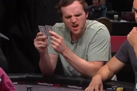 A mais cruel? Main Event da WSOP tem cooler absurdo de AA contra quadra