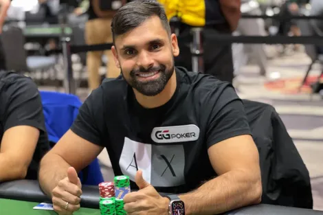 Flop dos sonhos e all in triplo: Hilton Laborda puxa potão no Main Event da WSOP