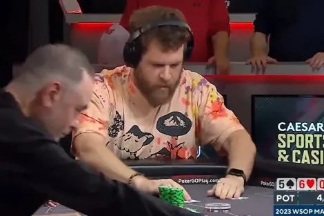 Blefe surreal e fold polêmico levam salão à loucura na WSOP; assista