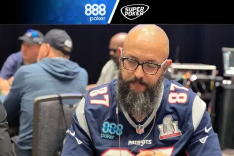 Live especial de Cauê Moura terá poker e resenha sobre ida a Las Vegas nesta terça