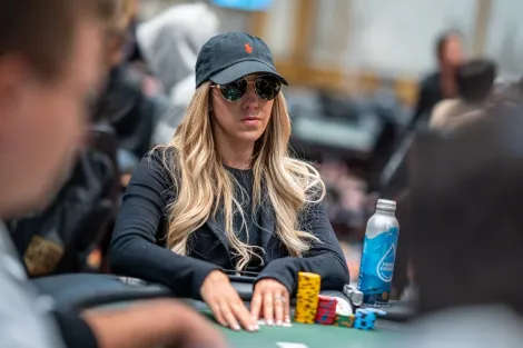 Kristen Foxen leva bracelete na WSOP.com e é a primeira tetracampeã