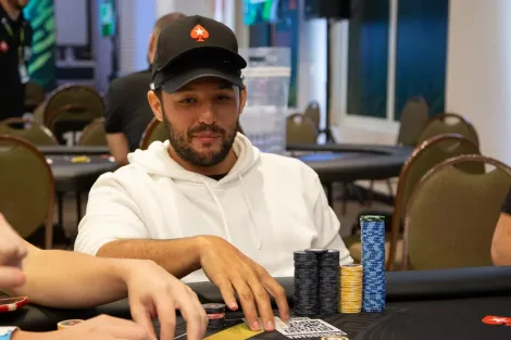 Felipe Aguiar puxa a fila no Dia 1B do Main Event do LAPT Foz