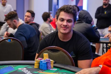 Matheus Felipe lidera Dias 1A e 1B do Start-Up Mystery KO do BSOP Foz