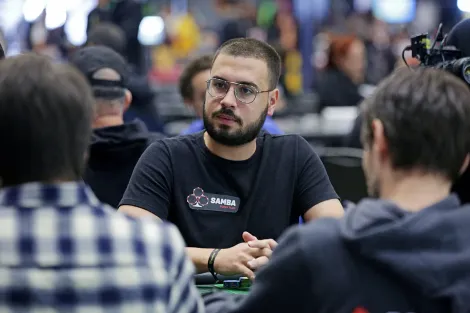 Existe isso? Lucas Rocha acerta hero call surreal de J-high no GGPoker