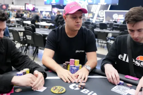 Rafael Silva lidera classificados ao Dia 2 do PL Omaha do BSOP Millions