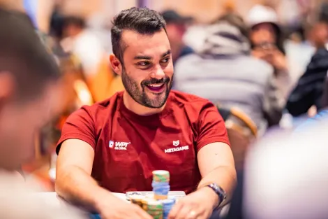 Mateus Carrión avança como chip leader no Dia 1D WPT World Championship