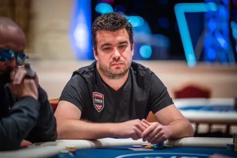 Chris Moorman dá bad beat em JJ e cresce no WPT World Championship