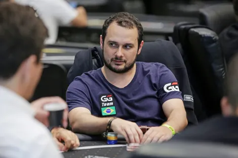 Mestre, viajado, poeta e jogador de poker: conheça Gabriel Baleeiro