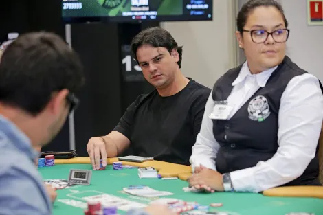 Herbert Farias cai com QQ em river cruel na FT do Main Event da WSOP Brazil