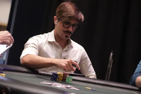 Yuri Martins avança como chip leader ao Dia 4 do PPC da WSOP