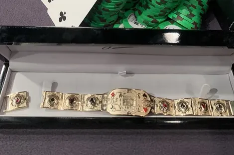 Lenda da música quebra bracelete minutos após ganhar a joia na WSOP