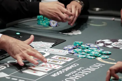 Jogador estoura all in de 60 big blinds no escuro e recebe call esquisito na WSOP