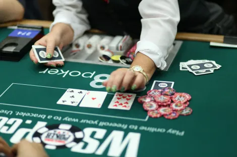 WSOP: jogador apenas paga no river com o nuts e argumenta contra punição; você concorda?