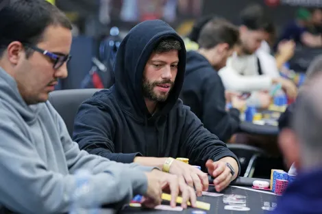 Rafael Tabarin cai com bad beat na mesa final do Sunday Million