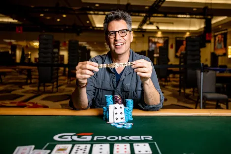 Algoz de Yuri Martins na WSOP leiloa bracelete por uma boa causa; entenda