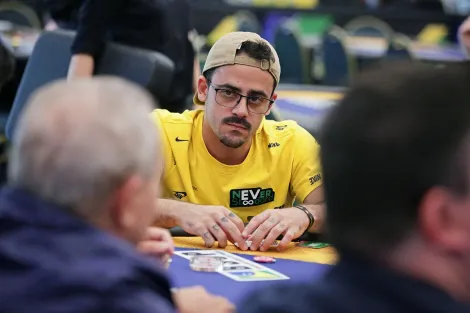 Em bad beat com JJ, Iago Savino cai em quarto no Main Event-High do SCOOP