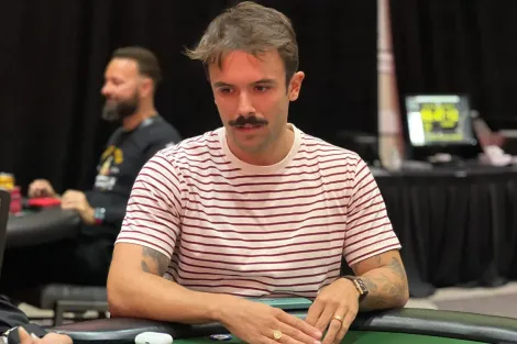 Yuri Martins se classifica para o Dia 2 do Evento #22 da WSOP