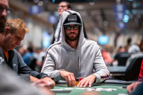 Você pagaria? Nick Schulman gasta quatro time banks em spot difícil na WSOP