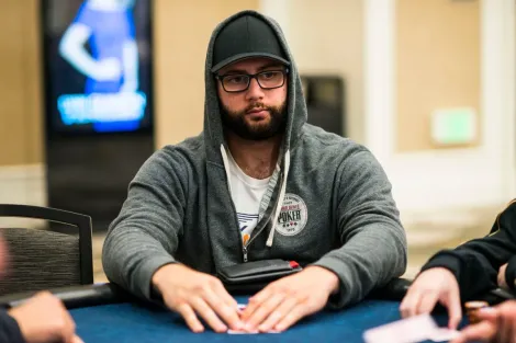 Vinicius Lima avança entre os líderes no Dia 1A do Monster Stack da WSOP