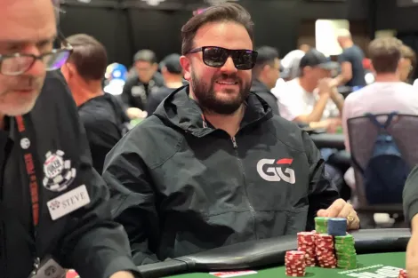 Board dobrado e all in: Vitor Dzivielevski tem difícil decisão na WSOP