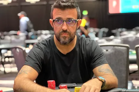 André Akkari dá "check-piranha" com nuts e fatia craque na WSOP