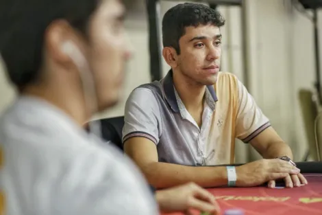 Flávio Reis forra alto com cravada no Bounty Hunters HR Main Event do GGPoker