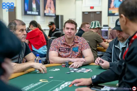 Cooler insano e só call com straight flush: Aaron Barone sofre na WSOP