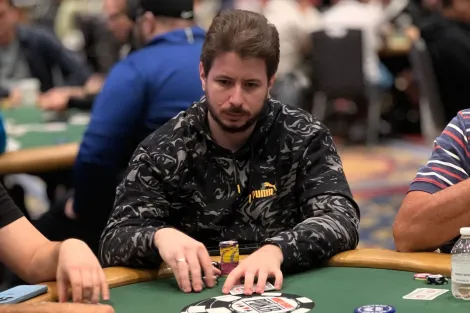 Aloisio Dourado lidera brasileiros rumo ao Dia 5 do Main Event da WSOP