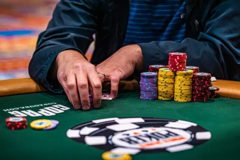 Collusion? Fold questionável gera revolta em bolha na WSOP; Yuri Martins comenta