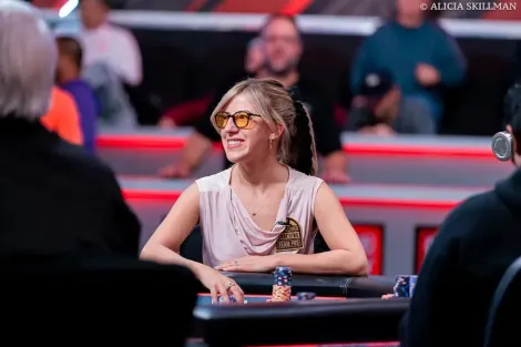 Kristen Foxen tenta semiblefe e cai em 13ª no Main Event da WSOP