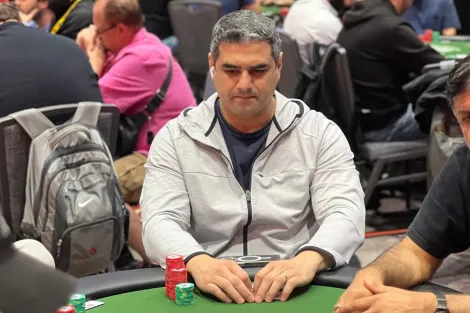 Victor Dermendjian puxa a fila no Dia 1B do Evento #93 da WSOP