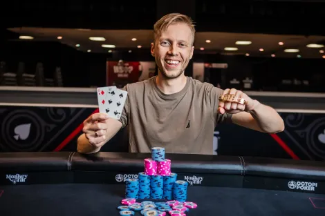 Aneris Adomkevicius fecha a WSOP 2024 com o título do Evento #99