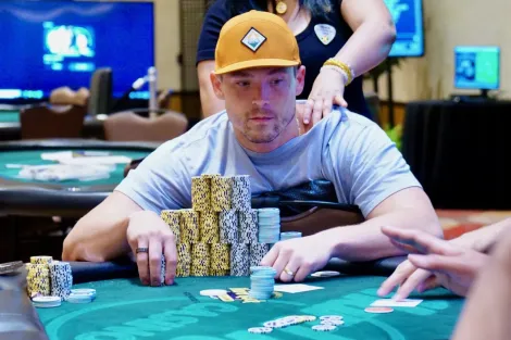 Alex Foxen lidera com folga mesa final do US$ 25.000 High Roller do SHRPO