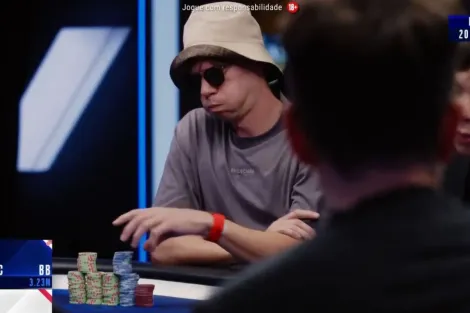 Você largaria? Fold de AKs divide opiniões no Main Event do EPT Barcelona