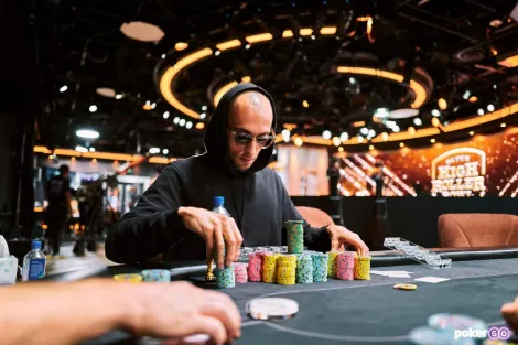 Artem Maksimov puxa a fila no Dia 1 do Super High Roller Bowl: US$ 100K PLO