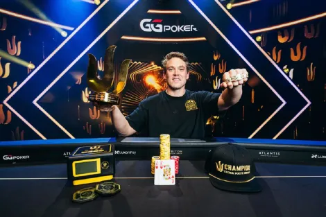 Alex Foxen fatura a Triton Main Event da WSOP Paradise e leva terceiro bracelete