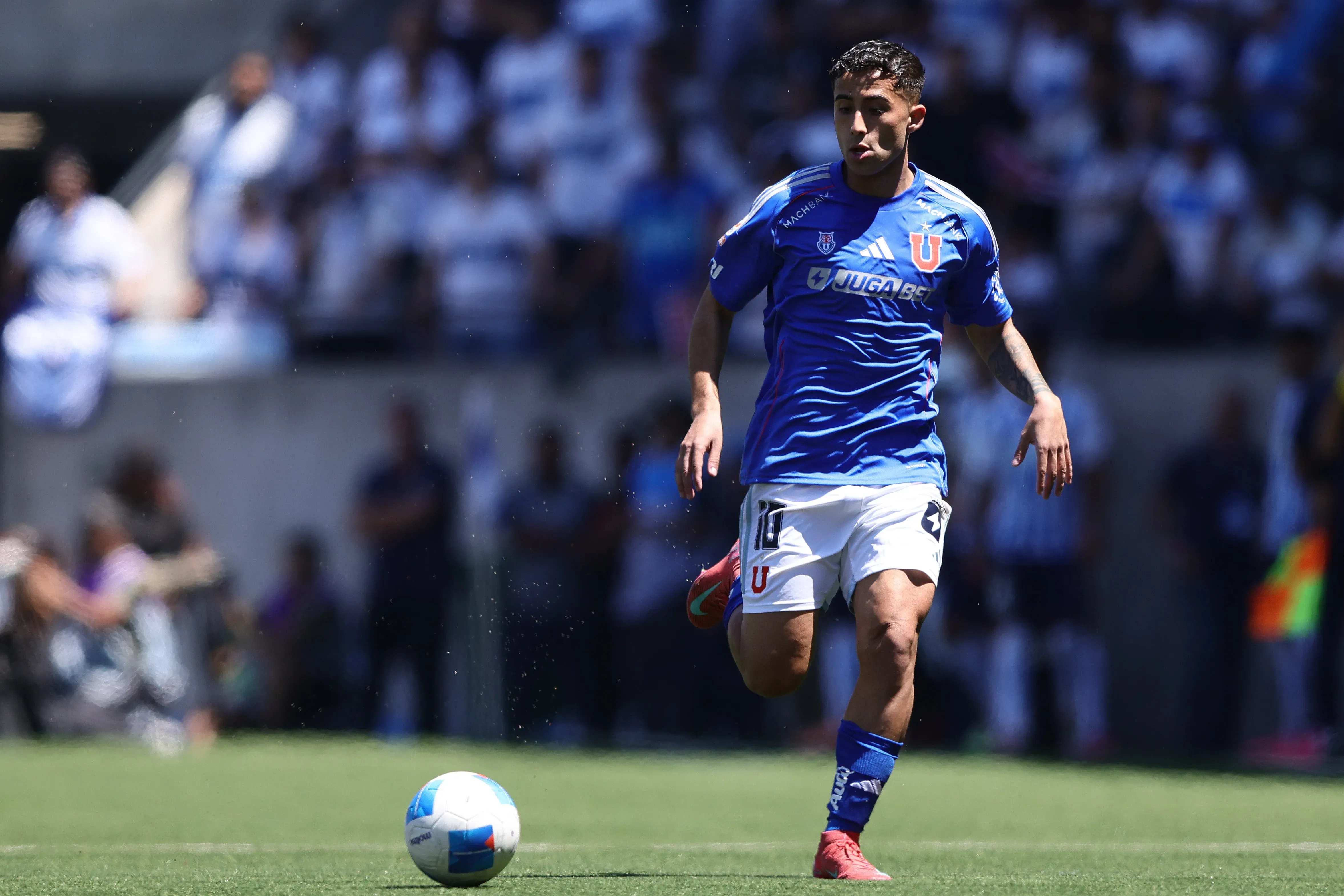 Lucas Assadi no juega desde el Clásico Universitario donde salió lesionado. Foto: Felipe Zanca/Photosport