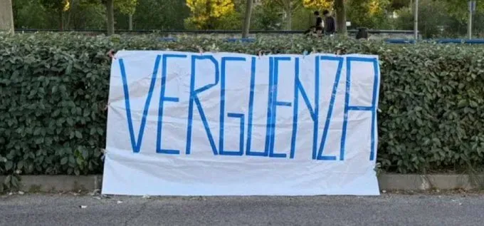 La pancarta colgada en las afueras del  Valdebebas.