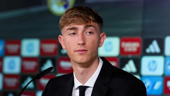 Dean Huijsen será comepañero de Mastantuono.