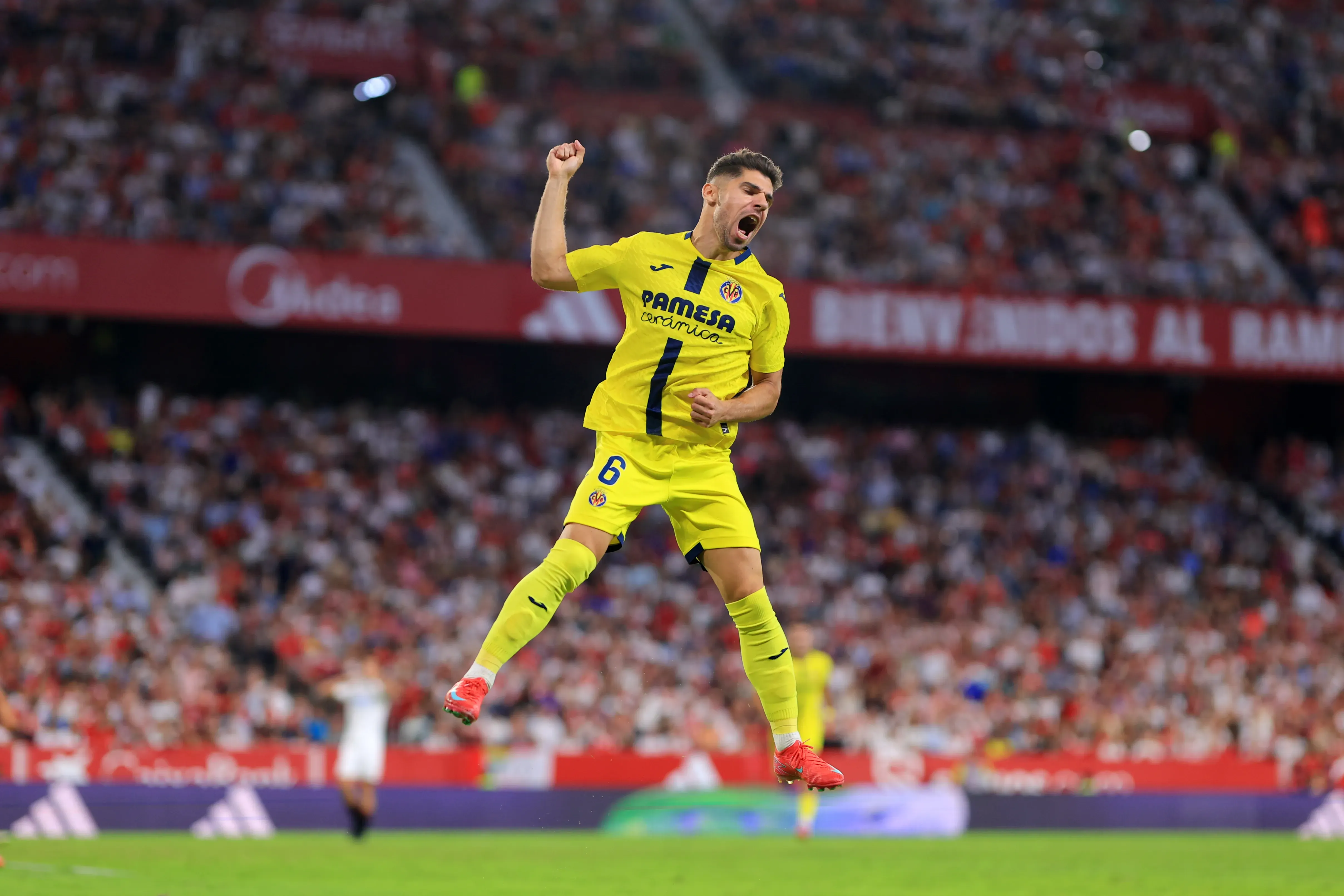 Manor Soloman, jogador do Tottenha, usando camisa amarela e saltando para comemorar. Foto: Fran Santiago/Getty Images
