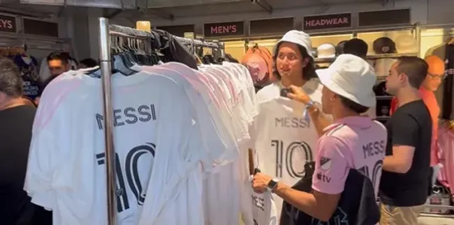 La tienda oficial del Inter Miami vende las camisetas del 2020 con el nombre de Lionel Messi.