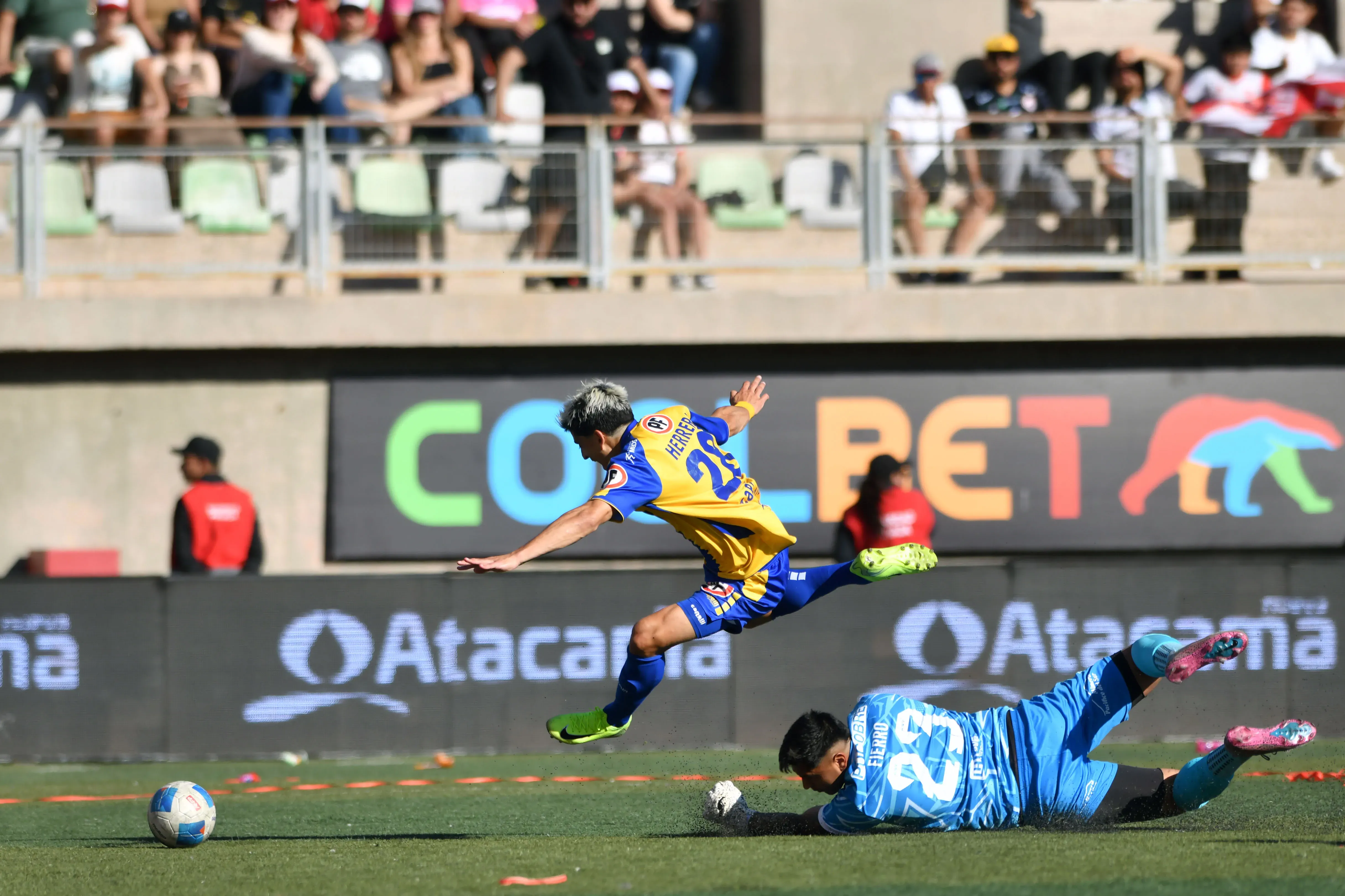 Julio Fierro en acción ante la U de Conce | Photosport
