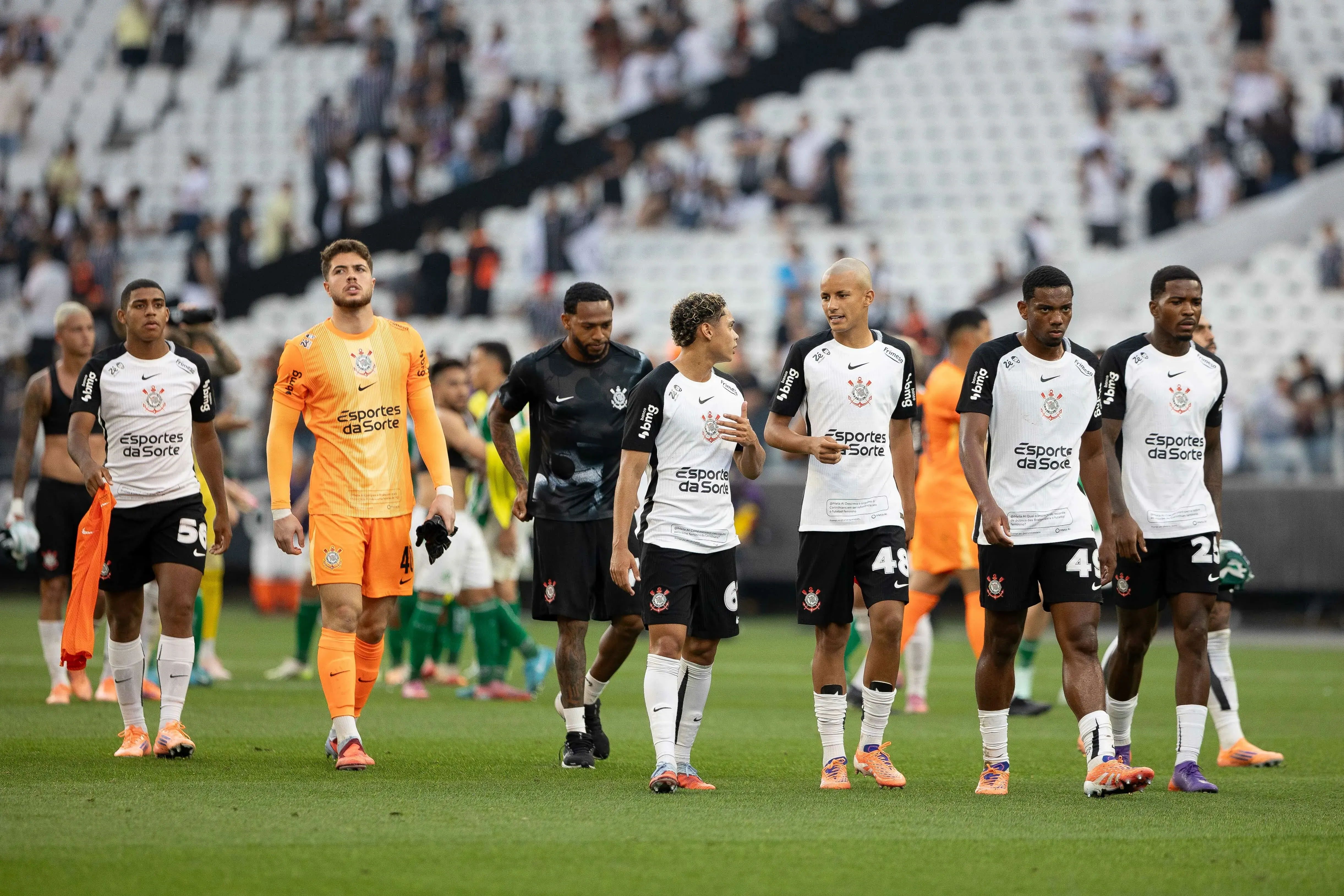 SP – SAO PAULO – 07/12/2025 – BRASILEIRO A 2025, CORINTHIANS X JUVENTUDE – jogador do Corinthians deixa o campo apos partida contra o Juventude no estadio Arena Corinthians pelo campeonato Brasileiro A 2025. Foto: Joisel Amaral/AGIF