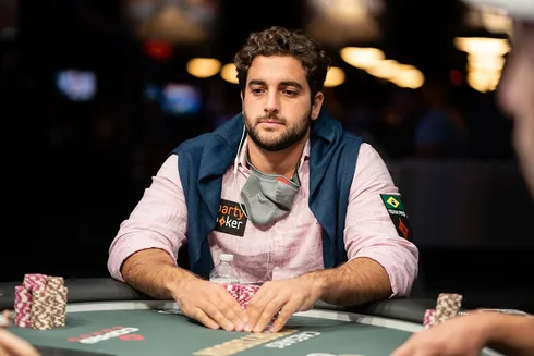 (foto: PokerNews) João Simão é o chip leader entre os 13 sobreviventes
