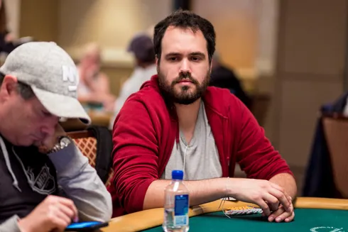 Bernardo Dias lidera quinteto de brasileiros no Dia 2 do Evento #64 da WSOP